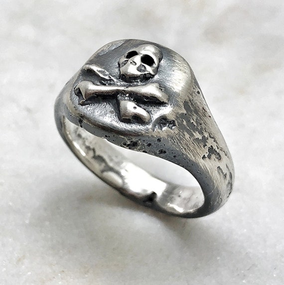 skull and crossbones signet ring