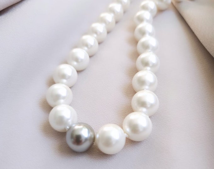 Sophisticated Collection / Seashell Pearl Necklace.