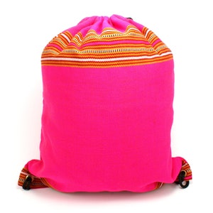 Può includere: Una borsa a cordoncino rosa con un motivo a righe colorate intorno alla parte superiore.