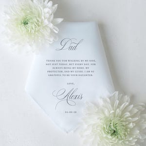 Peut inclure: Mouchoir blanc avec un message manuscrit qui dit "Papa Merci d'&ecirc;tre &agrave; mes c&ocirc;t&eacute;s, pas seulement aujourd'hui, mais chaque jour. Pour avoir toujours &eacute;t&eacute; mon h&eacute;ros, mon protecteur et mon guide. Je suis tellement reconnaissante d'&ecirc;tre ta fille. Avec amour, Alexis 04-09-28"