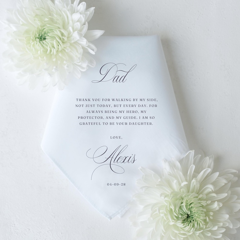 Peut inclure: Mouchoir blanc avec un message manuscrit qui dit "Papa Merci d'&ecirc;tre &agrave; mes c&ocirc;t&eacute;s, pas seulement aujourd'hui, mais chaque jour. Pour avoir toujours &eacute;t&eacute; mon h&eacute;ros, mon protecteur et mon guide. Je suis tellement reconnaissante d'&ecirc;tre ta fille. Avec amour, Alexis 04-09-28"