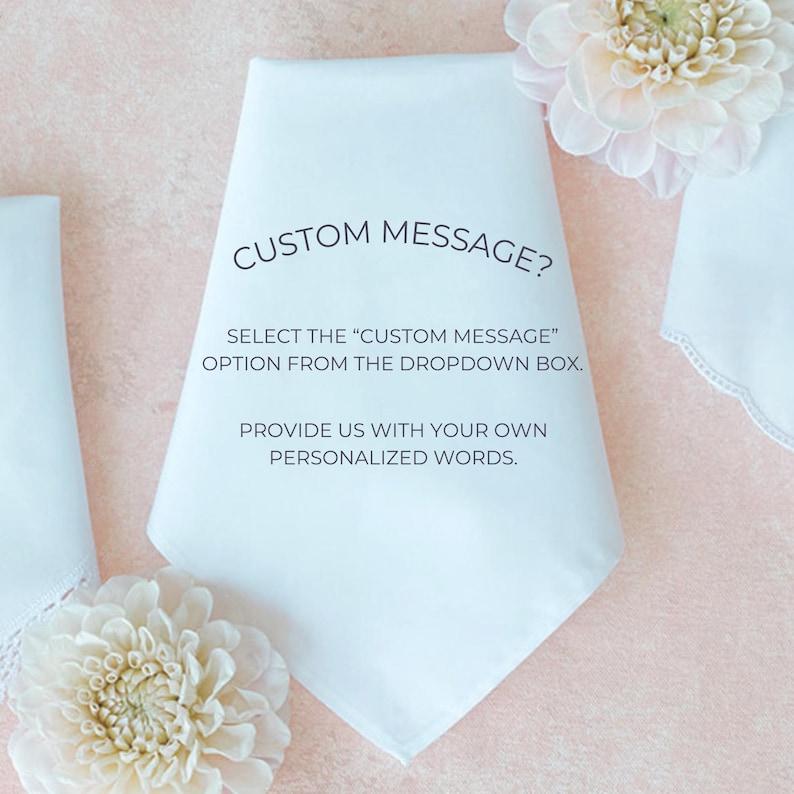 Peut inclure: Mouchoir en coton blanc avec le texte "CUSTOM MESSAGE? SELECT THE "CUSTOM MESSAGE" OPTION FROM THE DROPDOWN BOX. PROVIDE US WITH YOUR OWN PERSONALIZED WORDS."