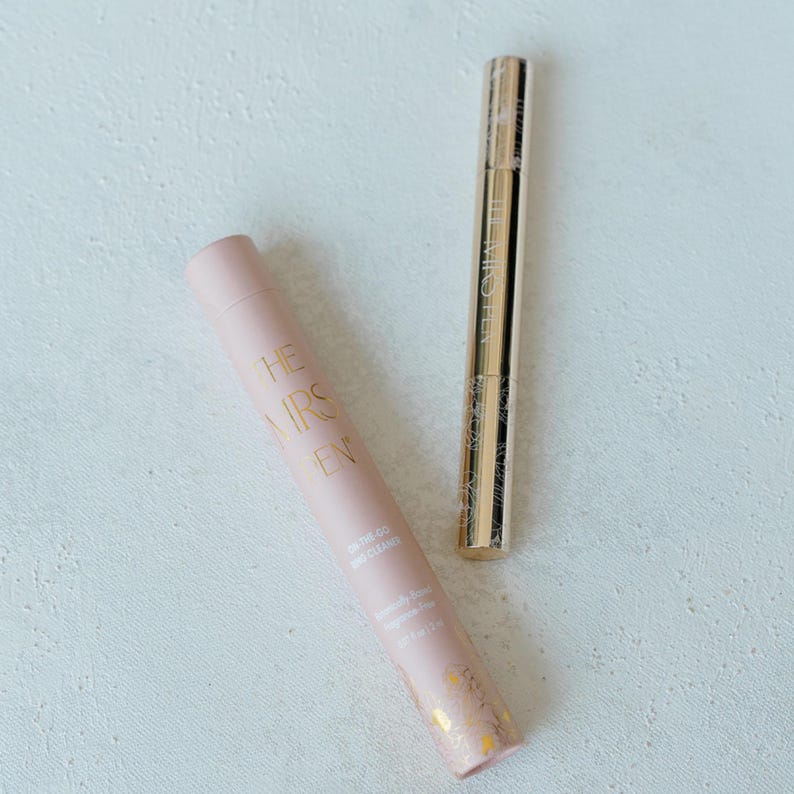 K&ouml;nnte beinhalten: Zwei Kosmetikprodukte, eine rosa Tube mit goldener Beschriftung, die "The Good Skin Cleanser" lautet, und eine goldene Tube mit goldener Beschriftung, die "The Wholeher" lautet.