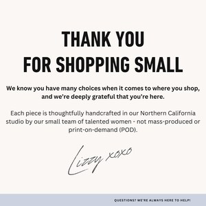 以下が含まれることがあります： 「THANK YOU FOR SHOPPING SMALL」というテキストが黒い太字で書かれたクリーム色のグラフィック。 小規模ビジネスでのショッピングへの感謝の気持ちを表し、北カリフォルニアの手作りのアイテムについて言及しています。