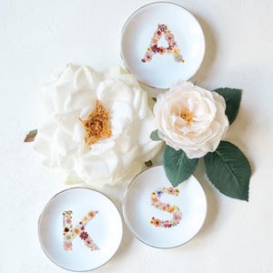 wedding ring dish gift with floral initial and wildflower artwork, custom bridesmaid ring dish personalized initial ring dishes with wildflower floral letters, bridesmaid gift trinket dish set