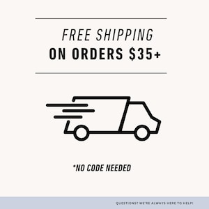 以下が含まれることがあります： 「FREE SHIPPING ON ORDERS $35+」と「*NO CODE NEEDED」のテキストが入った白黒のグラフィック。動きの線が入った、黒いスタイリッシュな配送トラックが描かれています。背景は薄いベージュ色です。