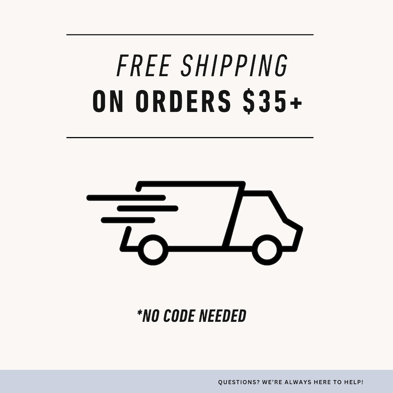 以下が含まれることがあります： 「FREE SHIPPING ON ORDERS $35+」と「*NO CODE NEEDED」のテキストが入った白黒のグラフィック。動きの線が入った、黒いスタイリッシュな配送トラックが描かれています。背景は薄いベージュ色です。