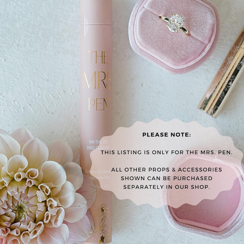 K&ouml;nnte beinhalten: Eine rosa Flasche mit dem Text "THE MRS. PEN" darauf. Die Flasche steht auf einer wei&szlig;en Oberfl&auml;che. Der Text "PLEASE NOTE: THIS LISTING IS ONLY FOR THE MRS. PEN. ALL OTHER PROPS & ACCESSORIES SHOWN CAN BE PURCHASED SEPARATELY IN OUR SHOP." ist in einem wei&szlig;en Kreis auf rosa Hintergrund geschrieben.