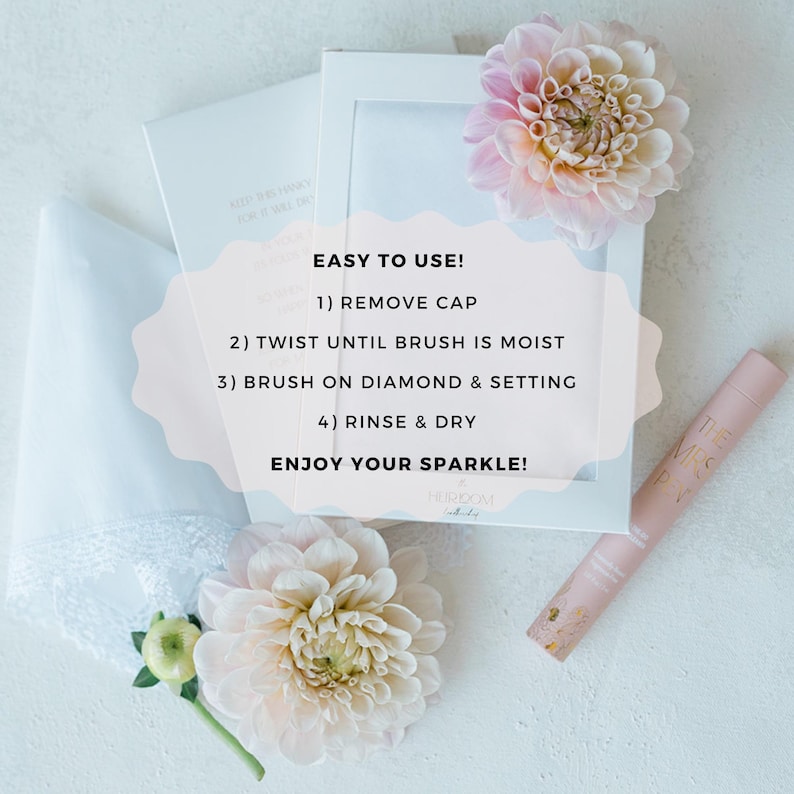K&ouml;nnte beinhalten: Eine wei&szlig;e Box mit dem Text "EASY TO USE!" und Anweisungen zur Verwendung einer Diamantenreinigungsb&uuml;rste. Die Box steht auf einer wei&szlig;en Oberfl&auml;che mit einer rosa Blume und einer Flasche Diamantenreinigungsl&ouml;sung.