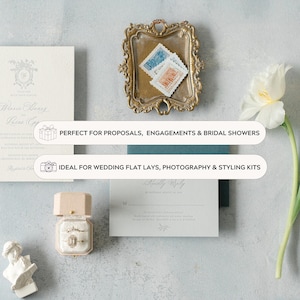 Op de afbeelding: Een flatlay van trouwbriefpapier met uitnodigingen, een ringdoosje en een vintage dienblad met postzegels. De tekst luidt "Perfect for Proposals, Engagements & Bridal Showers" en "Ideal for Wedding Flat Lays, Photography & Styling Kits."