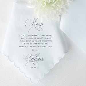 Peut inclure: Mouchoir blanc &agrave; bords festonn&eacute;s avec un message manuscrit qui dit "Maman Pour s&eacute;cher tes larmes de joie aujourd'hui, comme tu as toujours s&eacute;ch&eacute; les miennes. Ton amour et ta force m'ont fa&ccedil;onn&eacute;, et je te serai &eacute;ternellement reconnaissant. Avec amour, Alexis 04-09-28"
