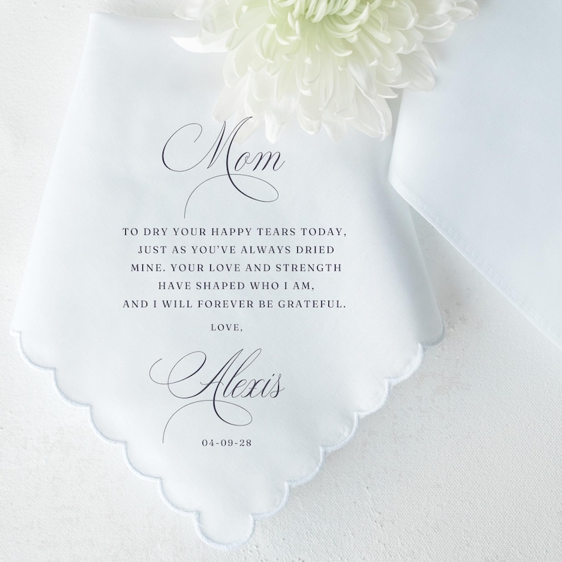 Peut inclure: Mouchoir blanc &agrave; bords festonn&eacute;s avec un message manuscrit qui dit "Maman Pour s&eacute;cher tes larmes de joie aujourd'hui, comme tu as toujours s&eacute;ch&eacute; les miennes. Ton amour et ta force m'ont fa&ccedil;onn&eacute;, et je te serai &eacute;ternellement reconnaissant. Avec amour, Alexis 04-09-28"