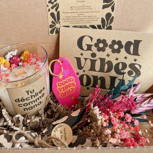 Box GOOD VIBES - Bougie naturelle, bouquet & porte clé - Cire de soja - Coffret cadeau, cadeau anniversaire - Boîte cadeau