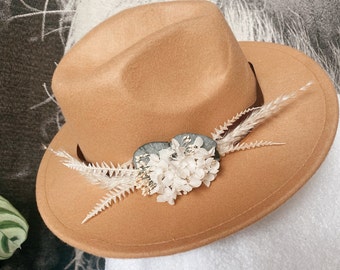 Chapeau camel & fleurs stabilisées - Eucalyptus, fougère blanche - Mariage - Cérémonie - Baptême - Style Boho fleuri