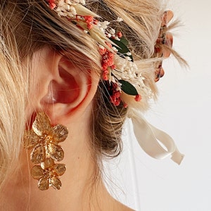 Dangling golden flower earrings Earrings for weddings and baptisms image 2