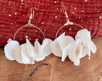 Flower hoop earrings - White eucalyptus leaves - Preserved flowers - Wedding earrings - Baptism