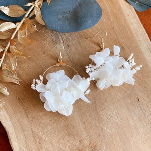 Créoles fleuries petites Hortensias blanche Fleurs stabilisées Boucles d'oreille pour mariage Baptême image 6