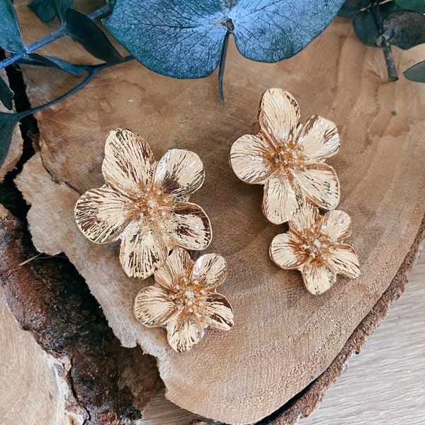 Boucles d'oreilles fleurs dorées pendantes - Boucles d'oreilles pour mariage et baptême