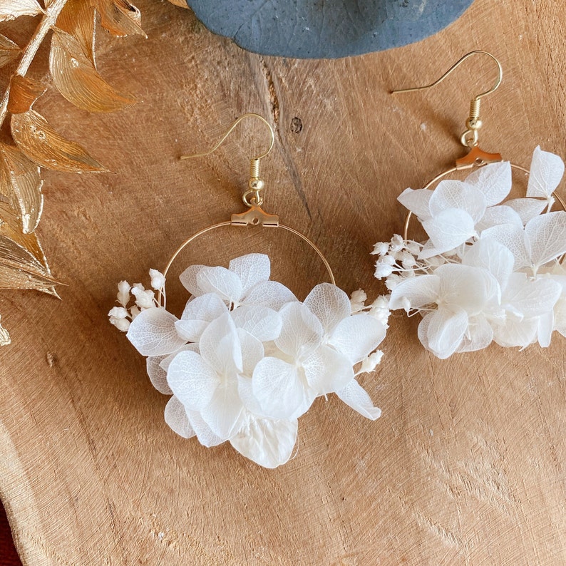 Créoles fleuries petites Hortensias blanche Fleurs stabilisées Boucles d'oreille pour mariage Baptême image 4