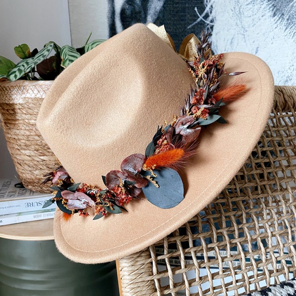 Chapeau camel & fleurs stabilisées orange, bordeaux, jaune, vert foncé - Mariage - Cérémonie - Baptême - Style Boho fleuri