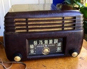 Vintage GE Tube AM Radio - Bakelite - Art Deco - Model 200