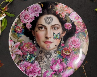 Assiette en céramique Visage de femme avec des tatouages