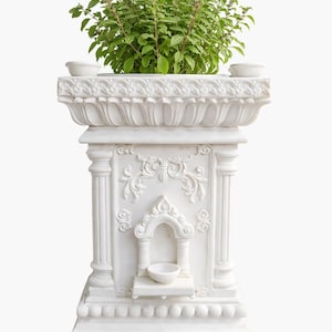 Puede incluir: Un soporte para plantas de mármol blanco con intrincadas tallas y un cuenco pequeño. El soporte presenta una parte superior decorativa, columnas estriadas y una fachada detallada. Una planta verde con hojas pequeñas y flores se encuentra encima.
