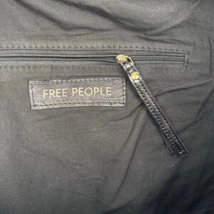 Free People West Side Studded Sling Black Leather Hobo Bag Purse Bohemian Bikercore Bild 9