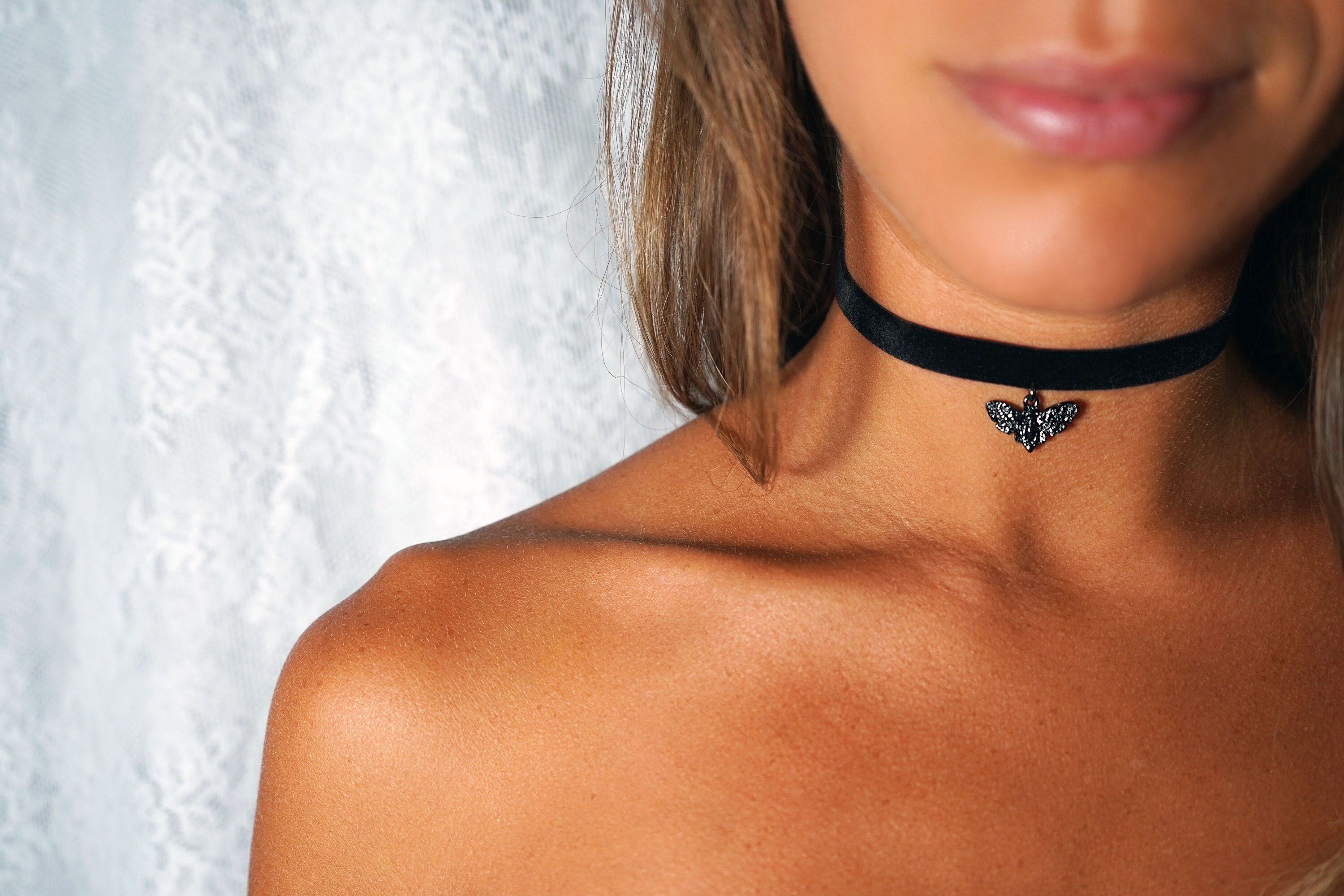 Motte Anhänger Choker • Limitierte Auflage