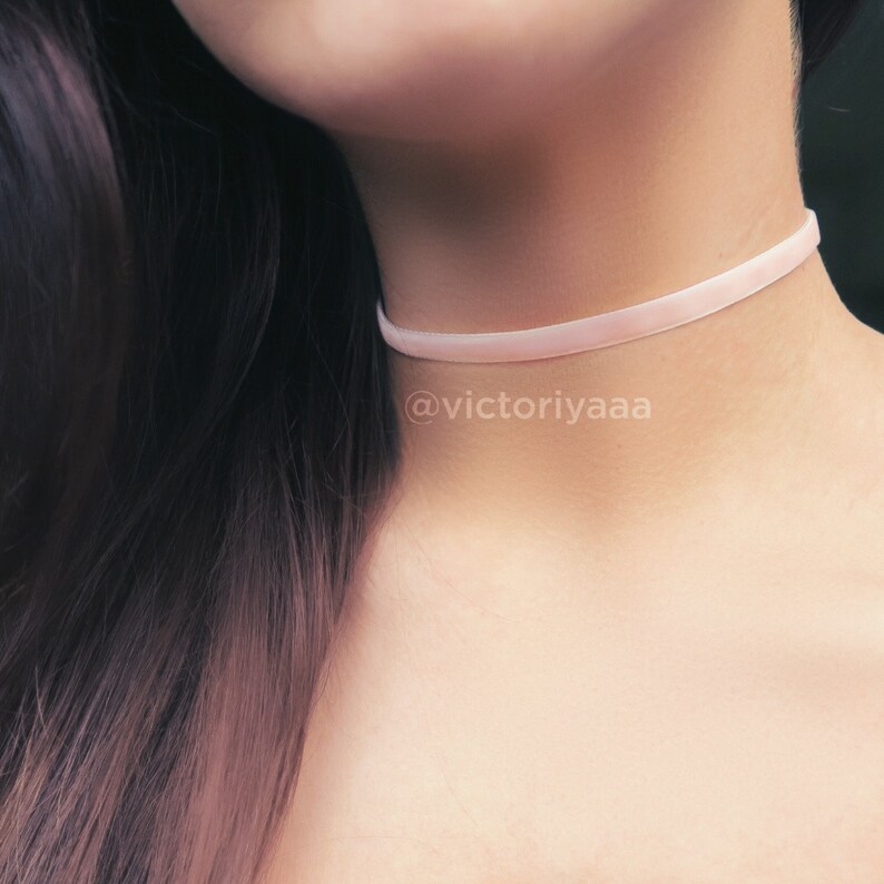 Damas Niñas De 10 Mm De Terciopelo Negro Y Oro Cruz Collar Gargantilla Nuevo.