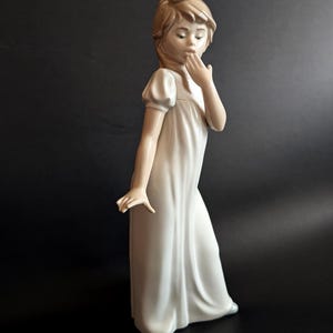 リヤドロ Lladro Nao by Lladro Girl Yawning Nao by Lladro