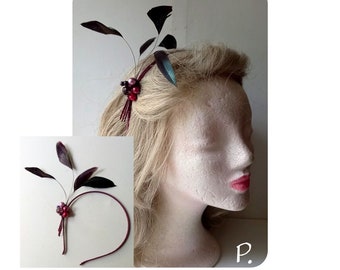 Haarschmuck / Haar-Reif, Headpiece / mit Zierperlen und Federn / rot-lila-rosé / Themenparty