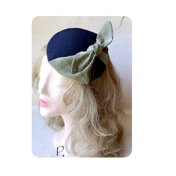 Fascinator; Headpiece; Mini-Hut mit HaarReif / Basis Reine Wolle/ dunkelblau, graugrün / one size / Durchmesser 16 cm