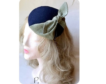 Fascinator; Headpiece; Mini-Hut mit HaarReif / Basis Reine Wolle/ dunkelblau, graugrün / one size / Durchmesser 16 cm