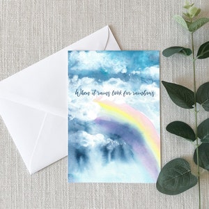 Quando piove cerca la citazione degli arcobaleni - Biglietto d'auguri - 4"x6" - Regali per lei - Motivazionale - Pensando a te - Tempeste della vita - Arcobaleni