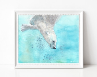Könnte beinhalten: Aquarellmalerei eines Eisbären, der in türkisfarbenes Wasser taucht. Der Bär ist weiß mit grauen Schattierungen, und Blasen steigen um ihn herum auf. Das Kunstwerk ist in einem weißen, verzierten Rahmen gerahmt und schafft ein ruhiges und künstlerisches Stück.