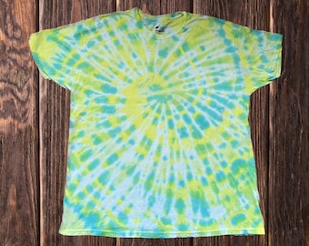 Tie Dye con salpicaduras en espiral de neón (Talla XL)