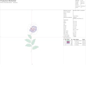 Puede incluir: Un dise&ntilde;o de bordado digital de una flor blanca y morada con hojas verdes. El dise&ntilde;o tiene 46,6 mm de ancho y 94,8 mm de alto y utiliza 4 colores. El dise&ntilde;o es para una m&aacute;quina Barudan FOR II Lockstitch.