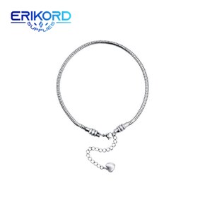 Pode incluir: Um bracelete de corrente de cobra prateado com um fecho de coração e um fecho de lagosta.