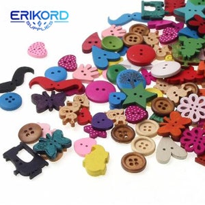 Può includere: Una collezione di bottoni in legno colorati in varie forme e dimensioni, tra cui cuori, stelle, farfalle e fiori. I bottoni sono perfetti per progetti di artigianato e cucito.