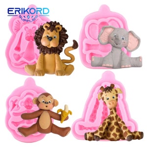 Könnte beinhalten: Vier rosa Silikonformen zum Backen von tierförmigen Kuchen. Die Formen zeigen einen Löwen, einen Elefanten, einen Affen und eine Giraffe. Jede Form ist mit realistischen Merkmalen und Texturen detailliert.