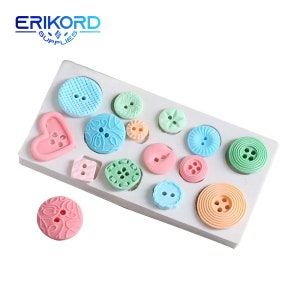 Può includere: Uno stampo in silicone bianco con 13 diverse forme di bottoni. Lo stampo è pieno di bottoni colorati fatti di pasta di zucchero o pasta di gomma. I bottoni sono di vari colori, tra cui rosa, blu, verde e giallo.
