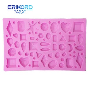 Peut inclure: Moule en silicone rose avec 30 formes diff&eacute;rentes de pierres pr&eacute;cieuses, de c&oelig;urs et d'&eacute;toiles. Le moule est con&ccedil;u pour la fabrication de fondant, de chocolat ou d'autres d&eacute;corations comestibles.