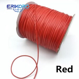 Puede incluir: Un carrete de cord&oacute;n encerado rojo, perfecto para manualidades y la elaboraci&oacute;n de joyas.