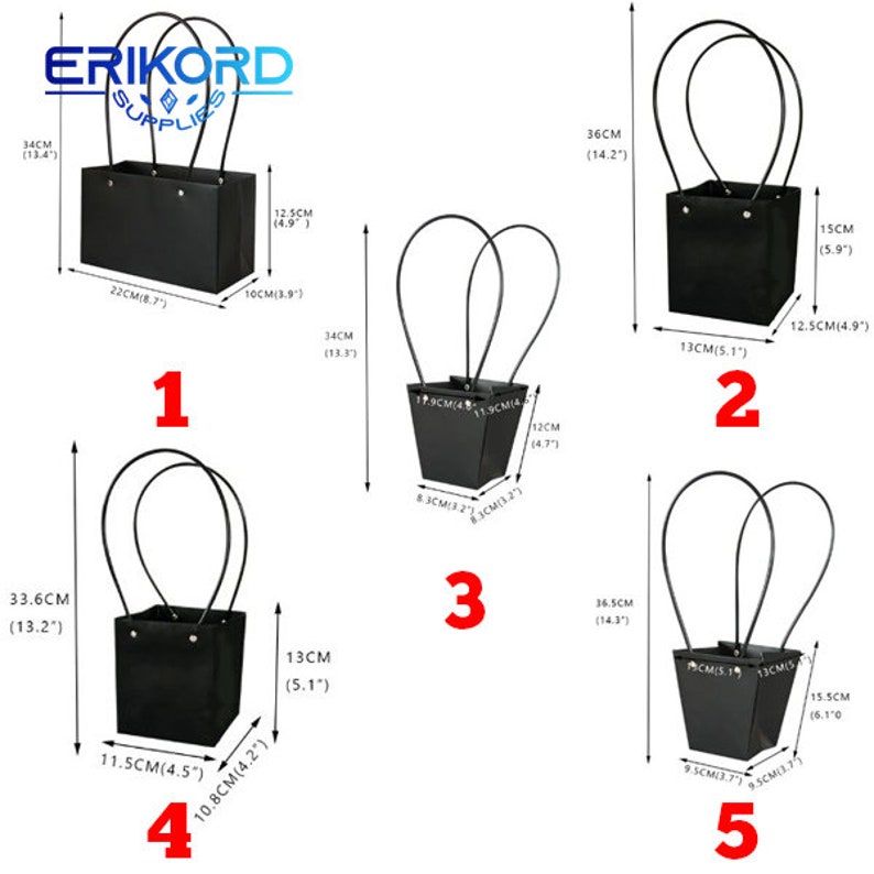 Puede incluir: Cinco bolsas de regalo negras con asas. Las bolsas son de diferentes tama&ntilde;os y formas. Las bolsas est&aacute;n etiquetadas con los n&uacute;meros del 1 al 5. Las bolsas son todas negras y tienen un dise&ntilde;o sencillo.