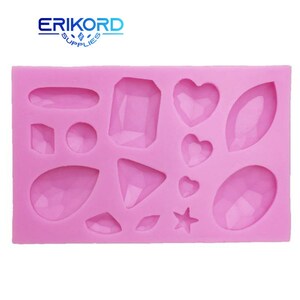 Peut inclure: Moule en silicone rose avec 14 formes diff&eacute;rentes de pierres pr&eacute;cieuses, de c&oelig;urs et d'&eacute;toiles. Le moule est con&ccedil;u pour faire du fondant, du chocolat ou d'autres d&eacute;corations comestibles.