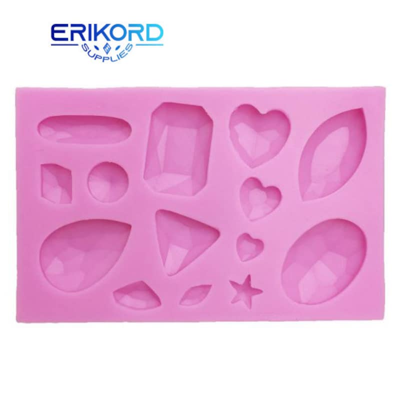 Peut inclure: Moule en silicone rose avec 14 formes diff&eacute;rentes de pierres pr&eacute;cieuses, de c&oelig;urs et d'&eacute;toiles. Le moule est con&ccedil;u pour faire du fondant, du chocolat ou d'autres d&eacute;corations comestibles.