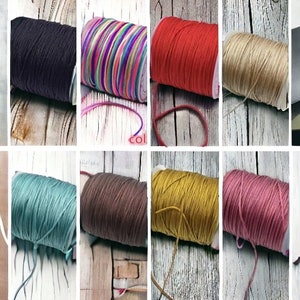 以下が含まれることがあります： 黒、虹、赤、ベージュ、ティール、茶色、黄色、ピンクなど、さまざまな色のワックス加工されたコットンコードの10個のスプールのアソートメント。コードは、厚紙のスプールに巻き付けられています。