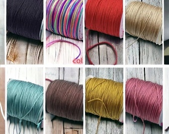 Pode incluir: Conjunto de 10 carretéis de cordão de algodão encerado em várias cores, incluindo preto, arco-íris, vermelho, bege, azul-petróleo, marrom, amarelo e rosa. Os cordões são enrolados em torno de carretéis de papelão.