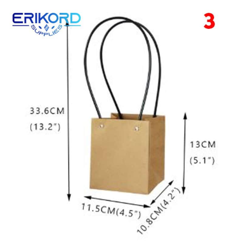 Puede incluir: Una bolsa de regalo de papel marr&oacute;n con asas negras. La bolsa mide 33,6 cm de alto, 11,5 cm de ancho y 10,8 cm de profundidad. La bolsa tiene una abertura de 13 cm.